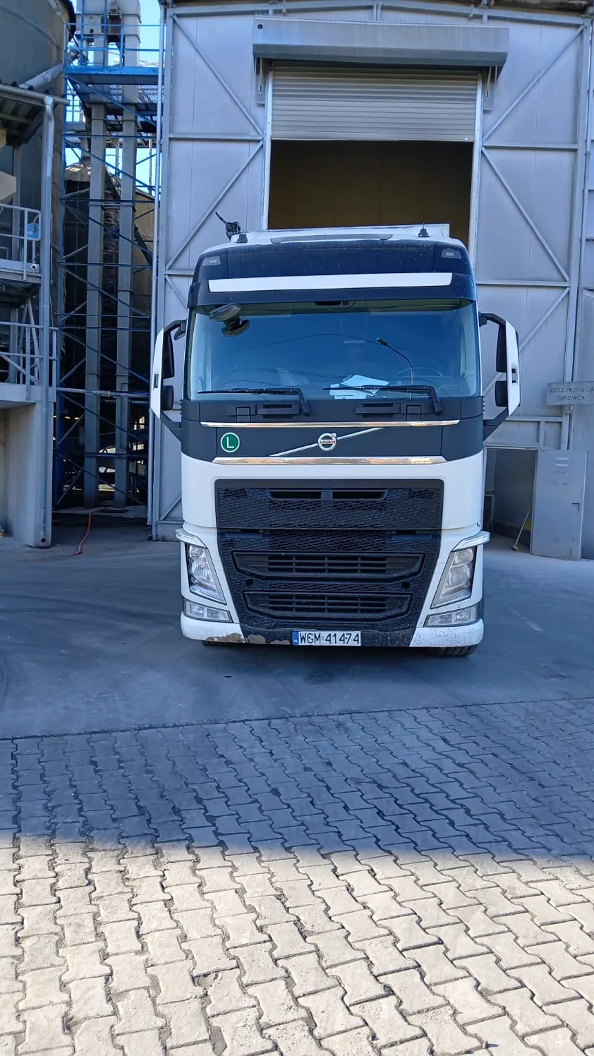 Volvo Grupy Otmuchów przy bazie odbiorcy