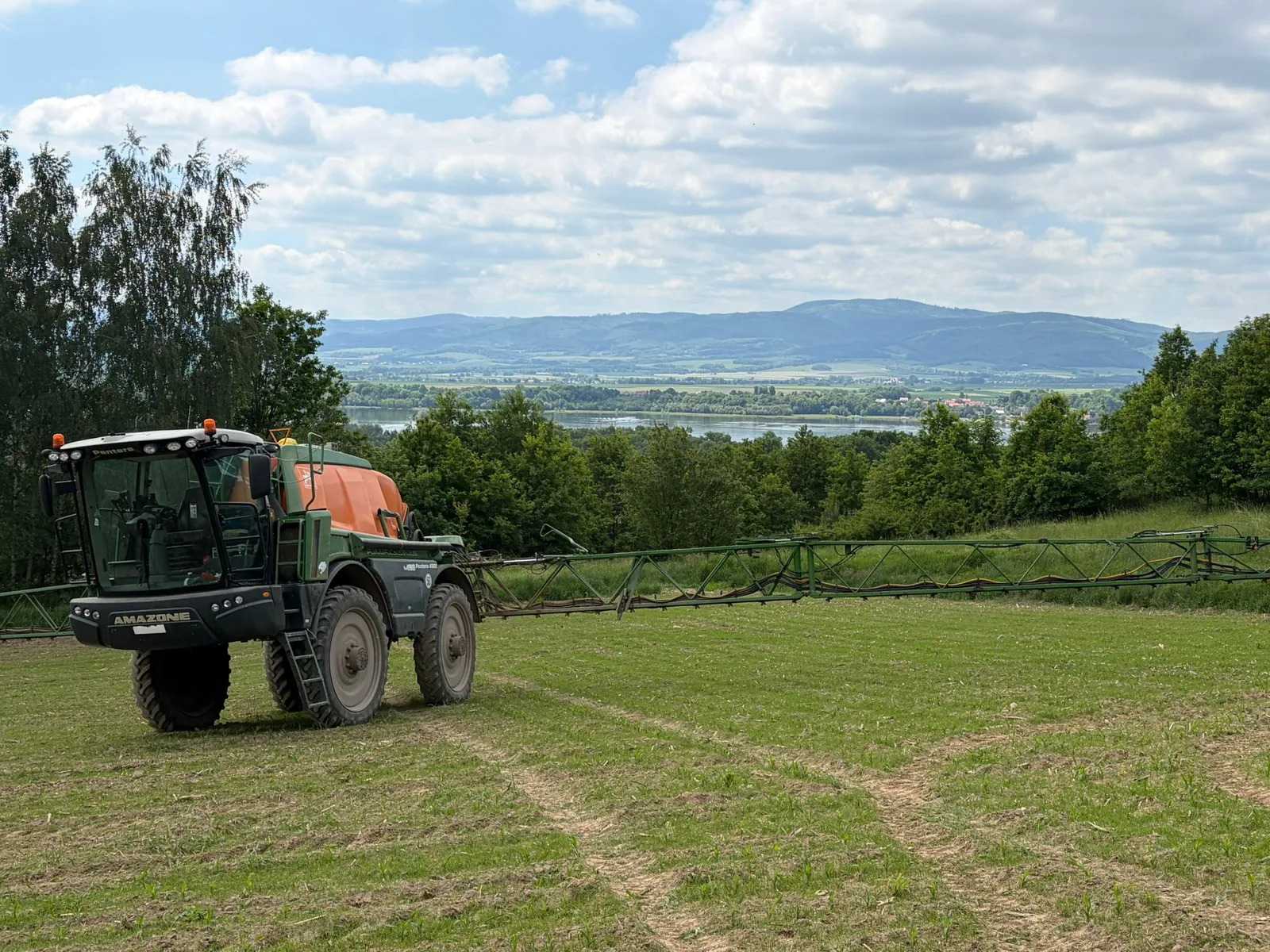 Samojezdny opryskiwacz Amazone Pantera na polu
